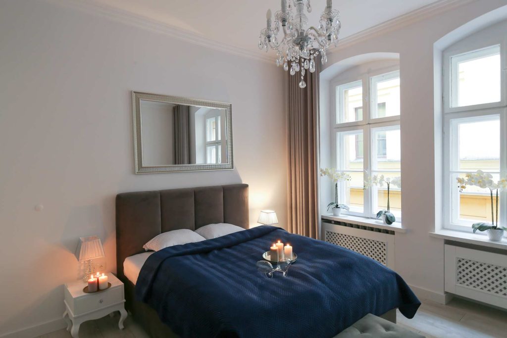 Podwójne łóżko w pokoju hotelowym w Rynku we Wrocławiu